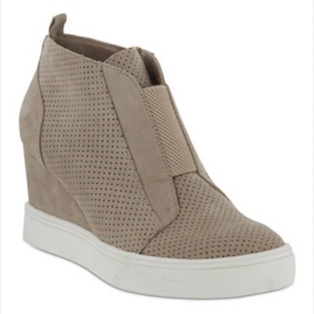 NWOT MIA Women's Clara Wedge Sneaker, 9.5